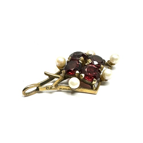 217 - 9ct gold  garnet & cultured pearl pendant (2.4g)