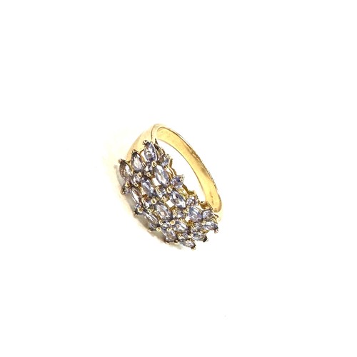 538 - Ladies 9ct gold cluster ring, ring size R weight 5grams