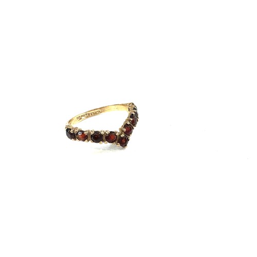 537 - Ladies 9ct gold garnet set wish bone ring, 2 grams ring size p