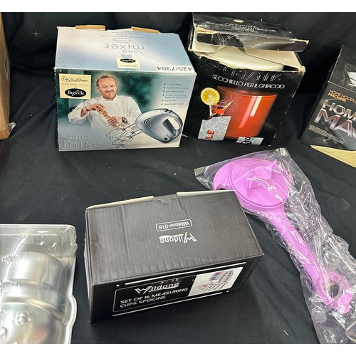 144 - Selection of new and boxed kitchenalia to include Measuring spoons, ice bucket, travel mug, microwav... 