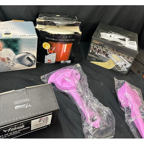 144 - Selection of new and boxed kitchenalia to include Measuring spoons, ice bucket, travel mug, microwav... 