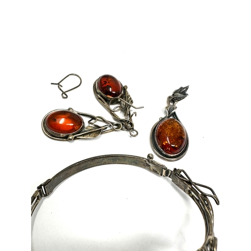 327 - A silver Baltic amber set bracelet, earrings and pendant (55g)