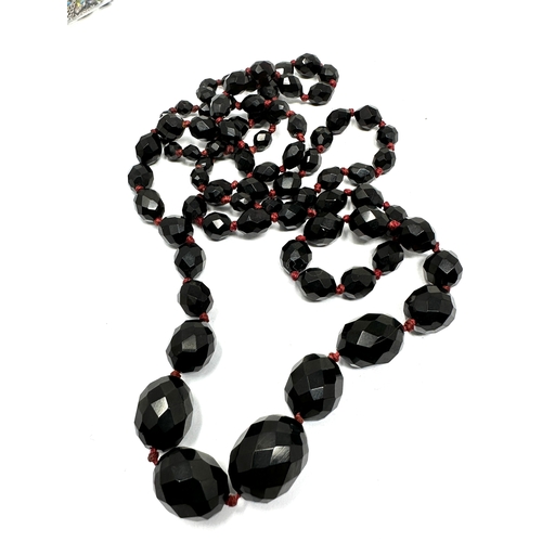 524 - A bakelite bead necklace (40g)