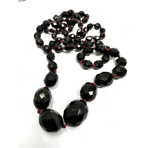 524 - A bakelite bead necklace (40g)