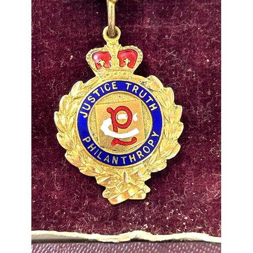 462 - Boxed gold and enamel masonic jewel, justice truth Philanthropy presented to Bro E. Baisden by the m... 