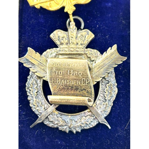 464 - Boxed masonic silver service rendered medal june 29th 1928 presented to Bro E. Baisden by the member... 