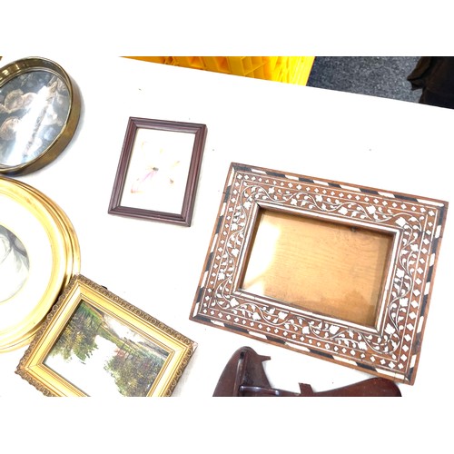 70 - Quantity of framed painting & prints, decorative frames etc, includes a wooden framed art nouveau wa... 