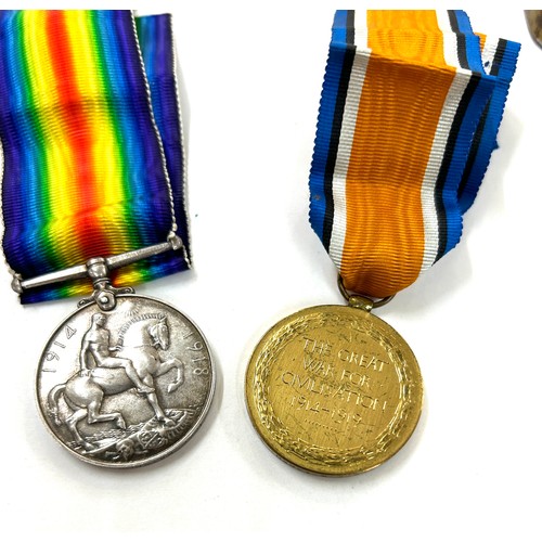 472 - 2 WW1 medals, presented to pte E Baisden  W york .r