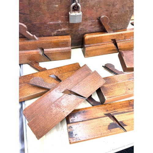 357 - Vintage wooden box containing approx 27 moulding planes