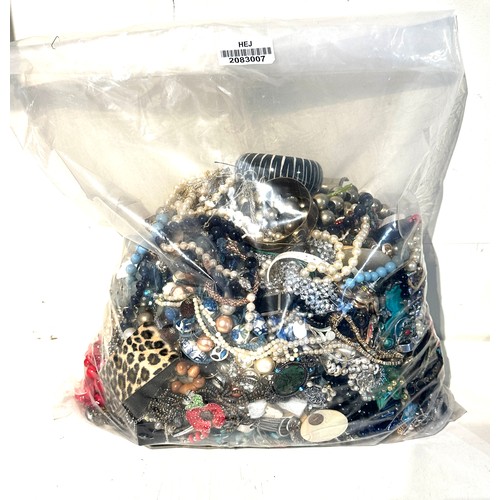 495 - 10kg UNSORTED COSTUME JEWELLERY inc. Bangles, Necklaces, Rings, Earrings.