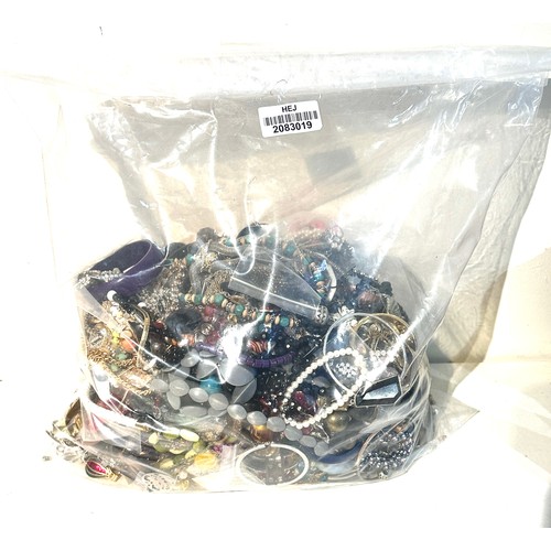 507 - 10kg UNSORTED COSTUME JEWELLERY inc. Bangles, Necklaces, Rings, Earrings.