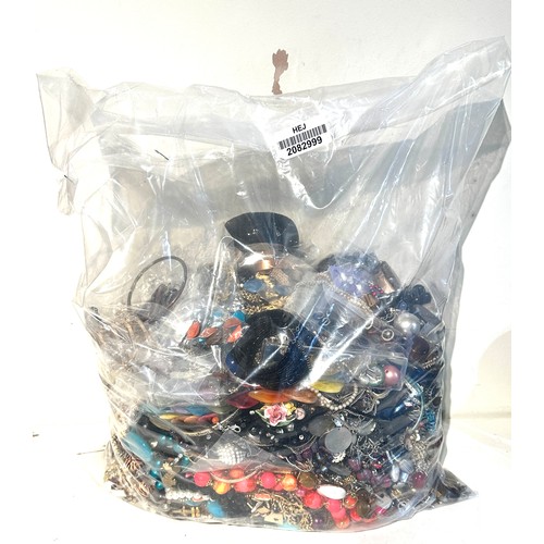 487 - 10kg UNSORTED COSTUME JEWELLERY inc. Bangles, Necklaces, Rings, Earrings.