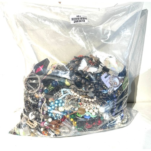 506 - 10kg UNSORTED COSTUME JEWELLERY inc. Bangles, Necklaces, Rings, Earrings.