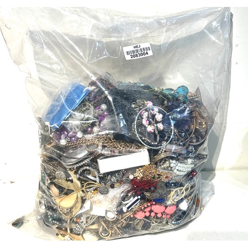 492 - 10kg UNSORTED COSTUME JEWELLERY inc. Bangles, Necklaces, Rings, Earrings.