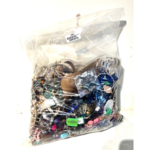 498 - 10kg UNSORTED COSTUME JEWELLERY inc. Bangles, Necklaces, Rings, Earrings.