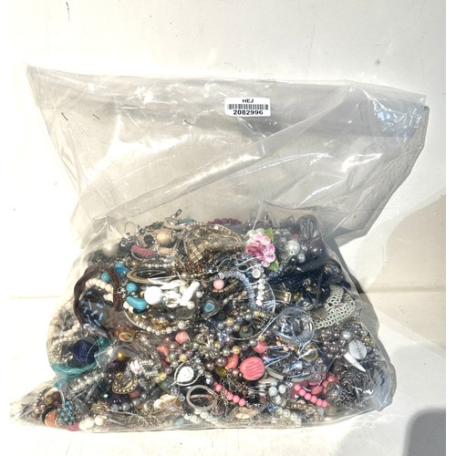 484 - 10kg UNSORTED COSTUME JEWELLERY inc. Bangles, Necklaces, Rings, Earrings.