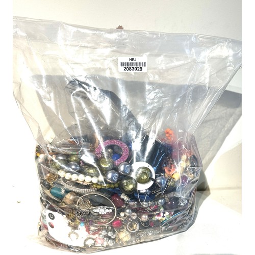 516 - 10kg UNSORTED COSTUME JEWELLERY inc. Bangles, Necklaces, Rings, Earrings.