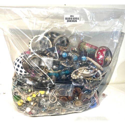 514 - 10kg UNSORTED COSTUME JEWELLERY inc. Bangles, Necklaces, Rings, Earrings.