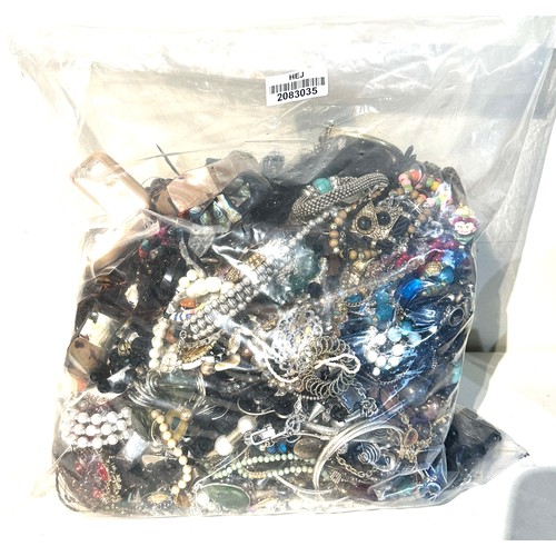 522 - 10kg UNSORTED COSTUME JEWELLERY inc. Bangles, Necklaces, Rings, Earrings.