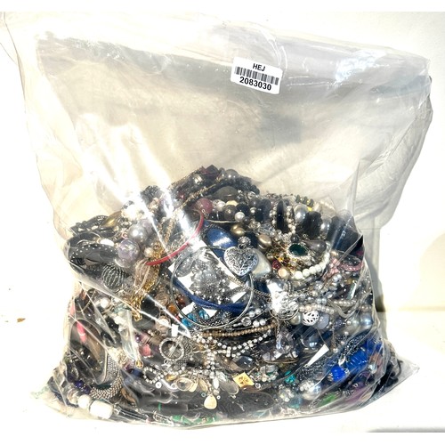 517 - 10kg UNSORTED COSTUME JEWELLERY inc. Bangles, Necklaces, Rings, Earrings.