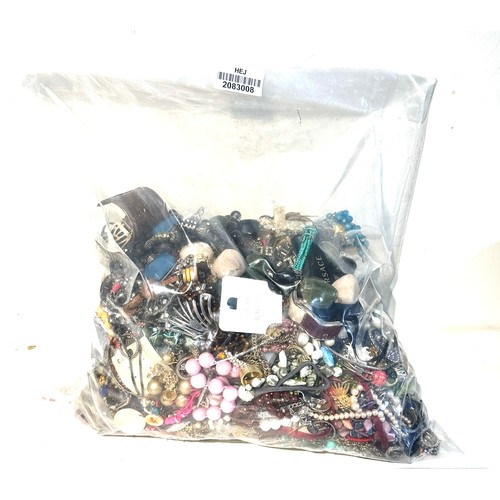 496 - 10kg UNSORTED COSTUME JEWELLERY inc. Bangles, Necklaces, Rings, Earrings.