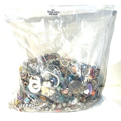 515 - 10kg UNSORTED COSTUME JEWELLERY inc. Bangles, Necklaces, Rings, Earrings.