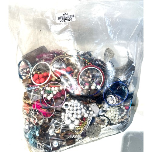 486 - 10kg UNSORTED COSTUME JEWELLERY inc. Bangles, Necklaces, Rings, Earrings.