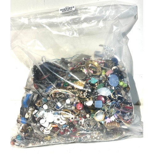 520 - 10kg UNSORTED COSTUME JEWELLERY inc. Bangles, Necklaces, Rings, Earrings.