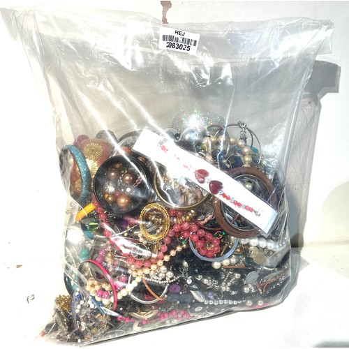 513 - 10kg UNSORTED COSTUME JEWELLERY inc. Bangles, Necklaces, Rings, Earrings.