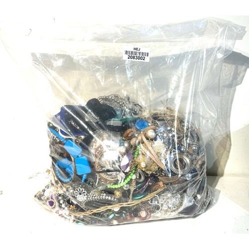 490 - 10kg UNSORTED COSTUME JEWELLERY inc. Bangles, Necklaces, Rings, Earrings.