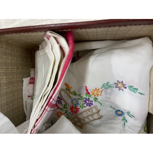 169 - Selection of vintage linen in a vintage travel case