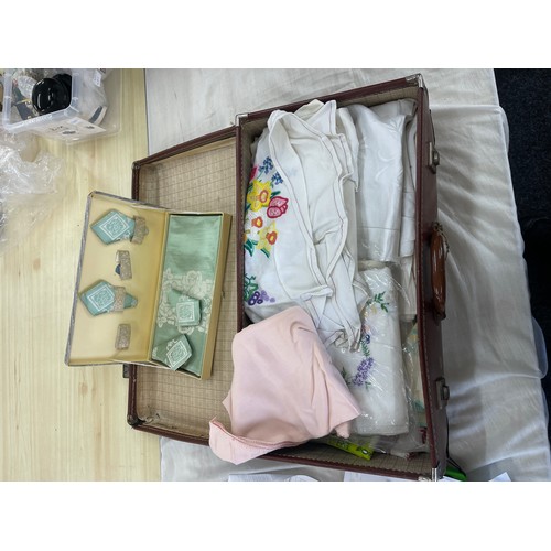 169 - Selection of vintage linen in a vintage travel case