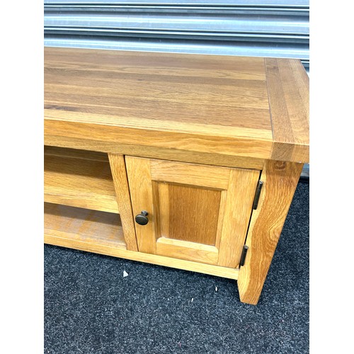 316 - Oak two door tv cabinet in good overall condition measures approx 47.5 inches wide by 18 inches deep... 