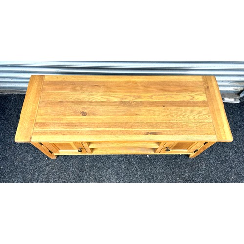 316 - Oak two door tv cabinet in good overall condition measures approx 47.5 inches wide by 18 inches deep... 