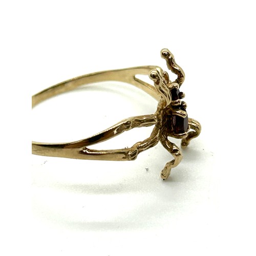 417 - 9ct gold garnet and spider ring UK size T. Weight 1.5 grams