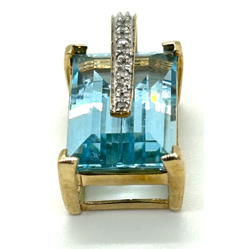 412 - 9ct gold diamond and topaz pendant weight 4.3 grams