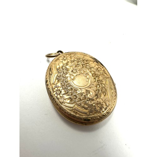 200 - 9ct gold back & front antique patterned locket (8.5g)