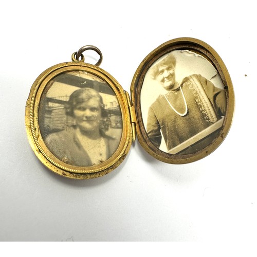 200 - 9ct gold back & front antique patterned locket (8.5g)