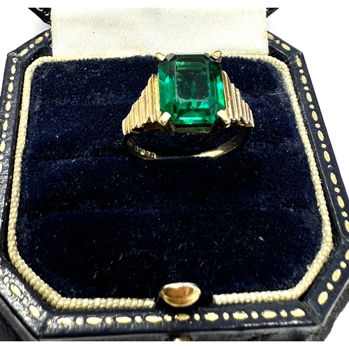 125 - Vintage 9ct gold green stone ring weight 2.5g