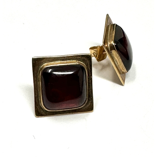 127 - 9ct gold garnet earrings weight 4.7g