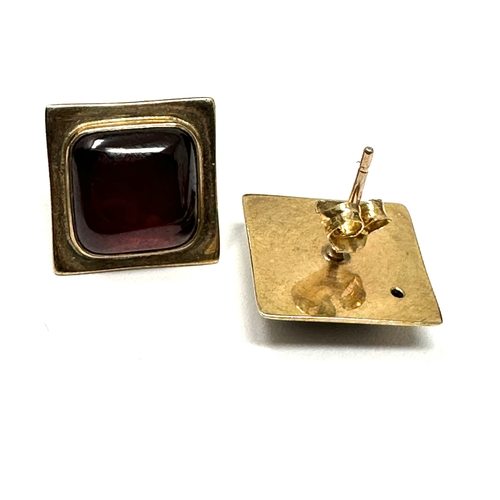 127 - 9ct gold garnet earrings weight 4.7g