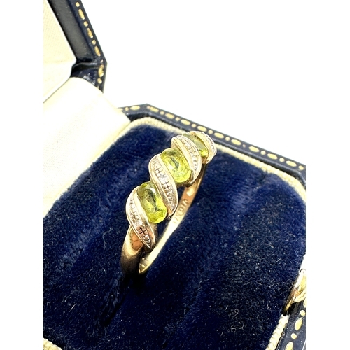 132 - 9ct gold peridot & diamond ring weight 2.4g