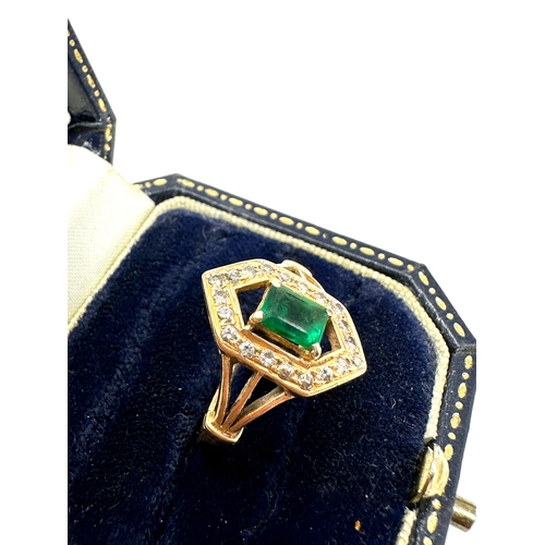 140 - Vintage 14ct gold diamond & emerald ring weight 4g