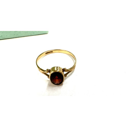 453 - 9ct gold ladies garnet ring size J weight 3.5 grams