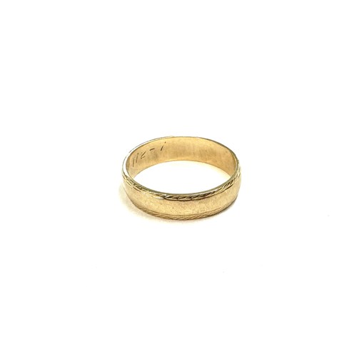 442 - 9ct gold embossed wedding band size W bweight 4.2 grams