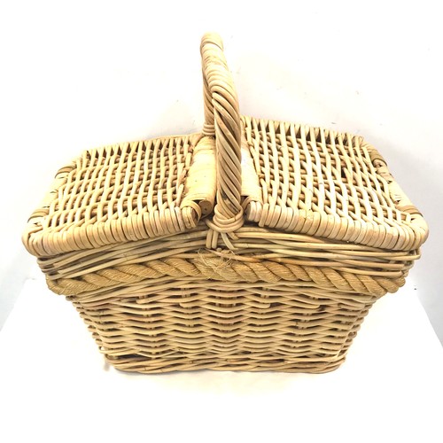 129 - 2 Wicker picnic hampers