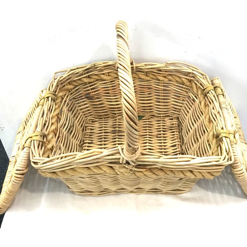 129 - 2 Wicker picnic hampers