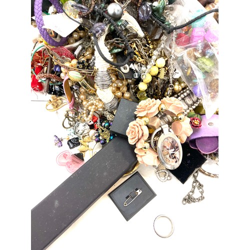 389 - Large selection of assorted costume jewellery