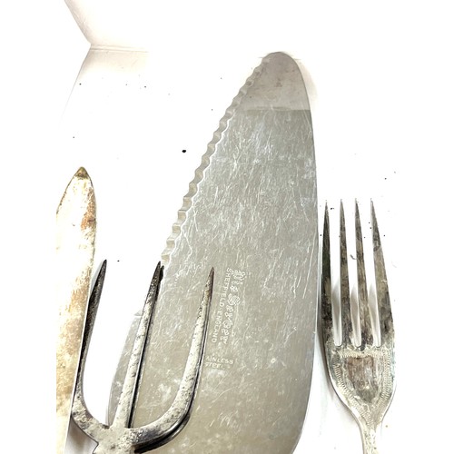 404 - Silver handled cake slice, silver rimmed MOP cutlery