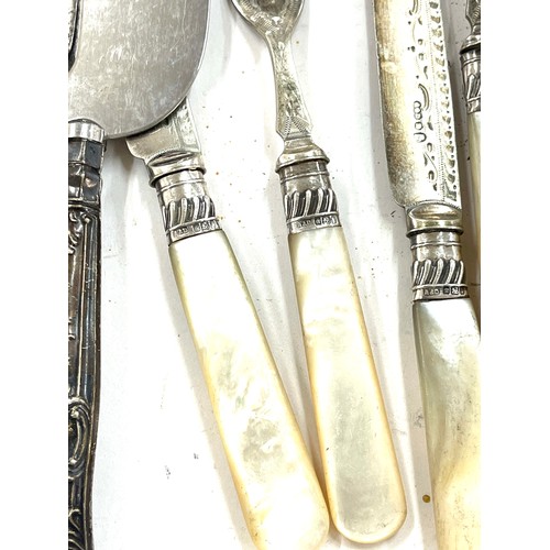 404 - Silver handled cake slice, silver rimmed MOP cutlery